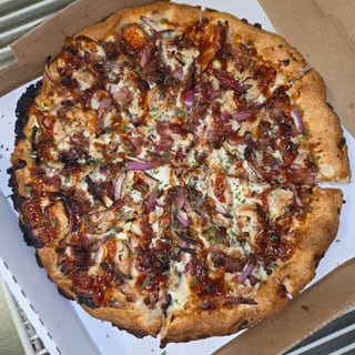 KANSAS CITY sweet bbq sauce, mozzarella, bacon, red onion, grilled chicken, bbq drizzle
