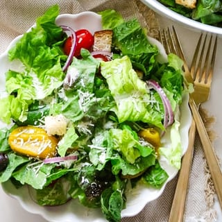 HOUSE romaine, mozzarella, tomato, red onions, black olives and banana pepper